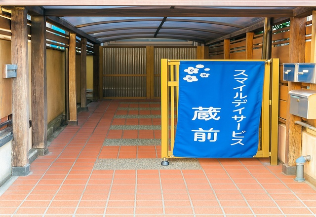 蔵前 入口通路と青い案内のぼり