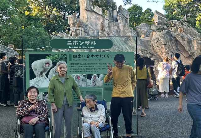 外出行事（動物園で記念撮影）