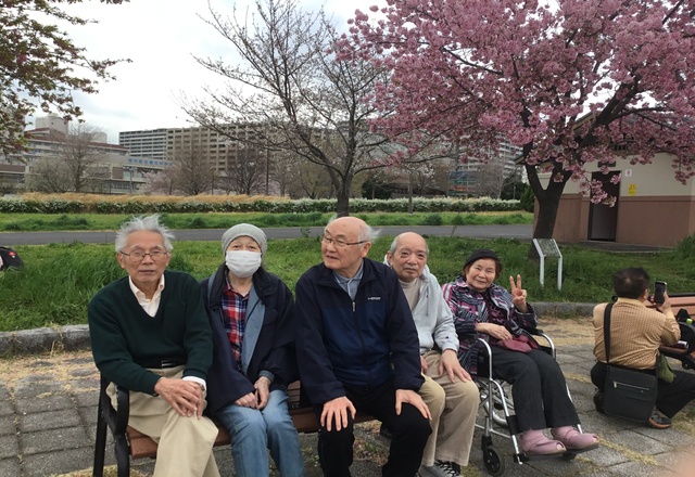 外出行事（桜の前で集合写真）